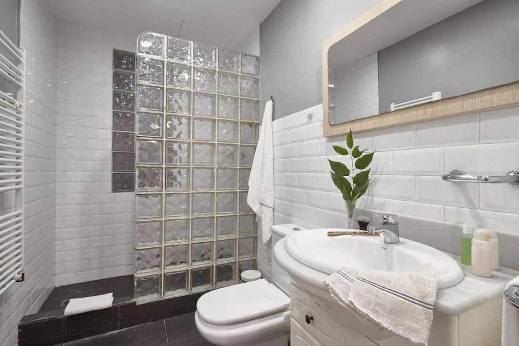 Magnificent 4 Bedroom Apartment In Eixample Barcelona Eksteriør billede
